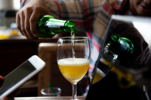 Heineken: Αύξηση εσόδων στο τρίμηνο - Επιβράδυνση στην κατανάλωση μπύρας στην ευρωπαϊκή αγορά
