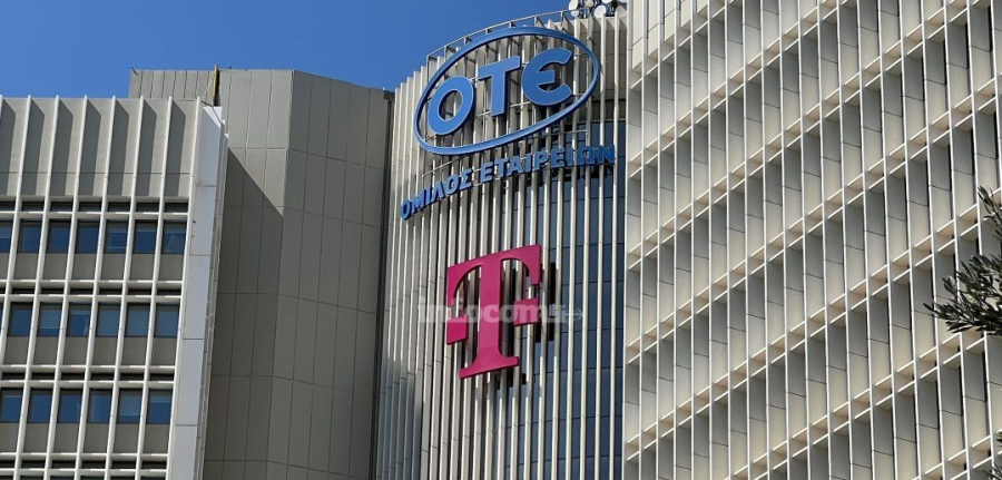 To σήμα "T" προστέθηκε στην πρόσοψη του Διοικητικού Μεγάρου OTE