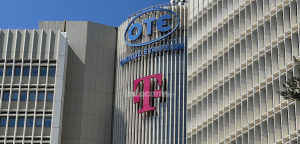 To σήμα "T" προστέθηκε στην πρόσοψη του Διοικητικού Μεγάρου OTE