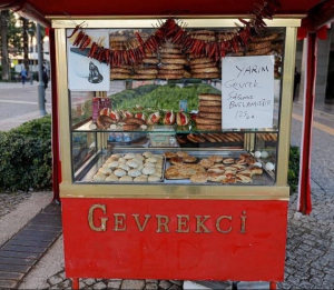 Τουρκία: Πωλούν μισά κουλούρια λόγω φτώχειας