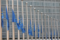 ΕΕ: Μεσίστιες οι σημαίες στα κτήρια της Κομισιόν για τα θύματα της τραγωδίας των Τεμπών