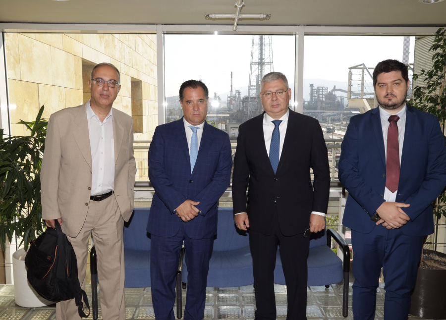 Άδωνις Γεωργιάδης: Έλεγχοι στα διυλιστήρια για τις τιμές εν μέσω φωτογραφιών και συσκέψεων...