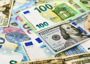 Το ευρώ σημειώνει πτώση 0,18%, στα 1,0472 δολάρια