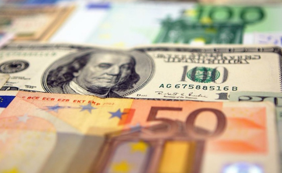 Το ευρώ υποχωρεί κατά 0,05%, στα 1,1665 δολάρια