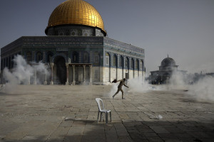 Συγκρούσεις ανάμεσα σε Παλαιστίνιους και την ισραηλινή αστυνομία στην πλατεία των Τζαμιών στην Ιερουσαλήμ