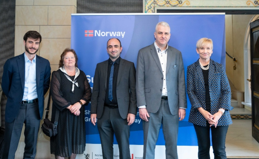 Από αριστερά: Filippo Montalbetti, Vice President-Public Affairs Central Europe, TOMRA, Anne Lise Rognidalen, Director, Innovation Norway, Θανάσης Γκιοσές, Sales Manager, TOMRA Collection Ελλάδας, Christian Beck, Head of Southern Eastern Europe, TOMRA, H.E. Lajla Jakhelln, Ambassador of Norway.