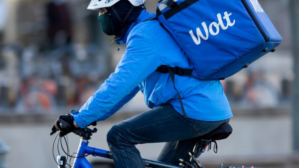 Μισές αλήθειες και υπεκφυγές από Wolt για τις κινητοποιήσεις των εργαζομένων