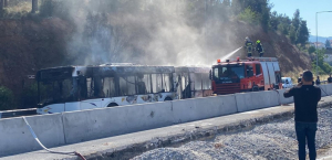 Κάηκε ολοσχερώς εν κινήσει λεωφορείο του ΟΑΣΘ - Δεν μετέφερε επιβάτες, βγήκε εγκαίρως ο οδηγός