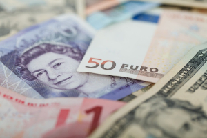 Tο ευρώ υποχωρεί κατά 0,41%, στα 1,0535 δολάρια