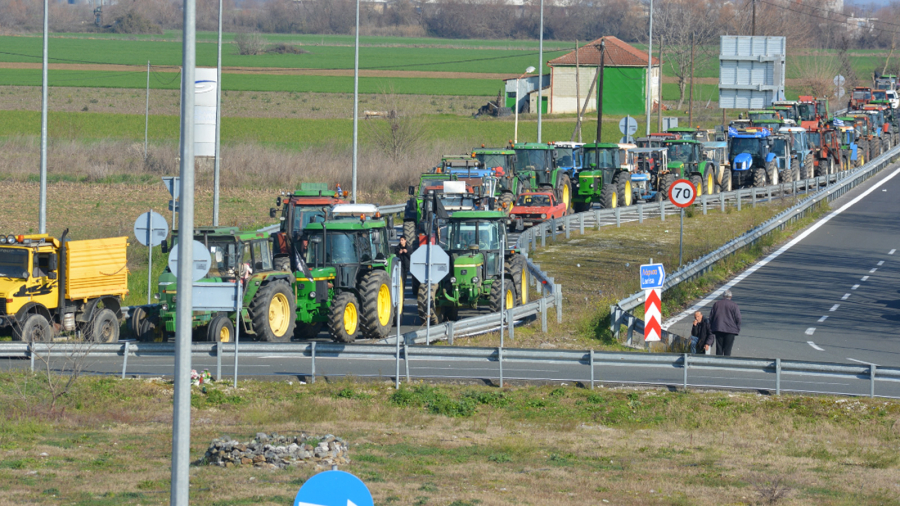 Καρδίτσα: Εκατοντάδες αγρότες στον Ε-65 μετά από ένταση με ισχυρές αστυνομικές δυνάμεις