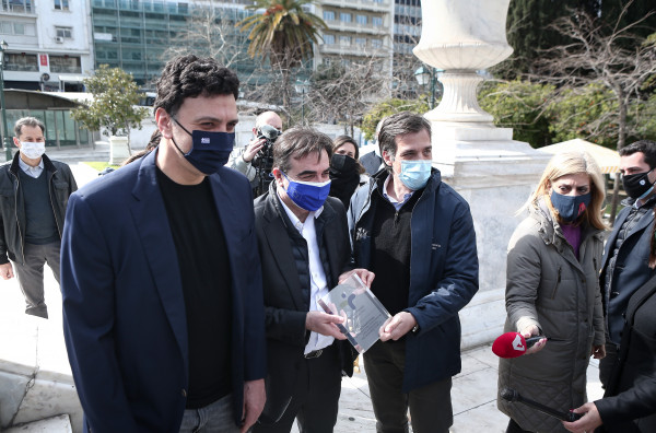 Τους εκπροσώπους των κομμάτων ενημερώνει για πανδημία - εμβολιασμούς ο Β. Κικίλιας