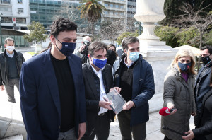 Τους εκπροσώπους των κομμάτων ενημερώνει για πανδημία - εμβολιασμούς ο Β. Κικίλιας