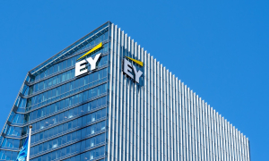 EY: Σημαντικές επενδύσεις από τις ελληνικές επιχειρήσεις στο ESG