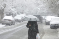 Κακοκαιρία «Barbara»: Σε λευκό κλοιό η χώρα - Χιόνια στην Αττική, πού είναι κλειστοί οι δρόμοι - Τι θα γίνει με τα σχολεία