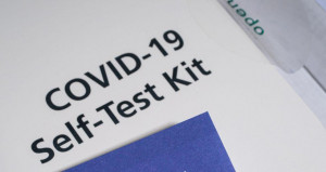Κορονοϊός: Άνοιξε η πλατφόρμα self testing-Πώς θα κάνετε το test και πού θα το δηλώσετε