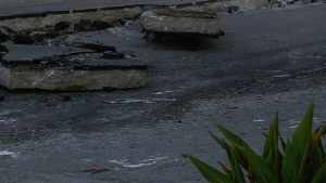 Ηράκλειο: Ρηγματώσεις σε δρόμους και σπίτια από καθίζηση του εδάφους στις Βούτες - Επίσκεψη Λέκκα