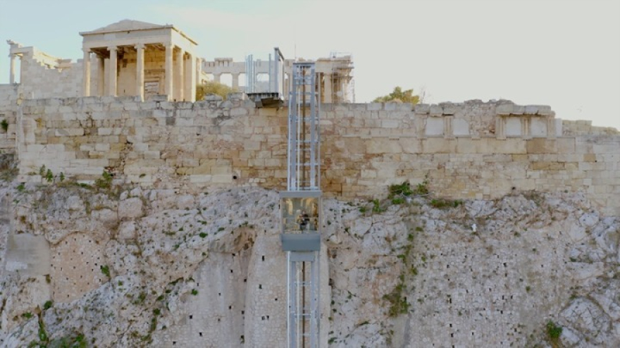 Ακρόπολη: Γιατί διακόπτεται η λειτουργία του ανελκυστήρα – Τι απαντά το ΥΠΠΟ