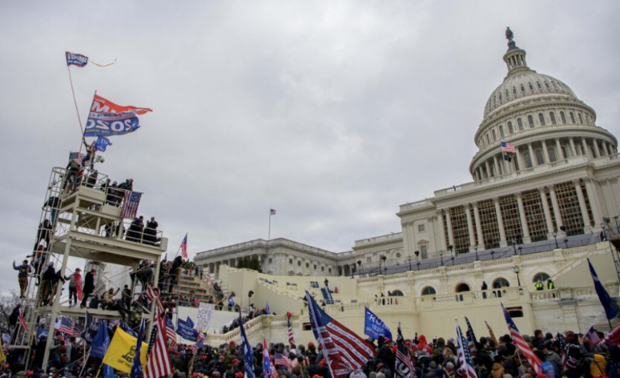 ΝΑΤΟ-Καπιτώλιο: Μεσίστιες οι σημαίες λόγω της επίθεσης στην Καμπούλ