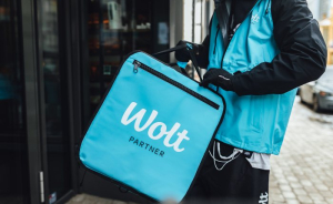 Wolt &amp; ΣΑΔΘ: Υπογράφουν την 1η συλλογική συμφωνία για αυτοαπασχολούμενους διανομείς