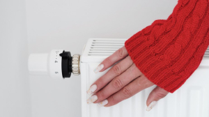 Οι Ευρωπαίοι ετοιμάζονται για δύσκολο χειμώνα με χαμηλωμένο θερμοστάτη και... μάλλινη κάλτσα