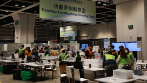 Χονγκ Κονγκ: Χαμηλό ποσοστό συμμετοχής στις εκλογές στον απόηχο της πολύνεκρης πυρκαγιάς