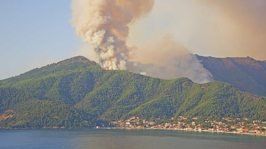 Ισχυρές δυνάμεις δίνουν μάχη με τις φλόγες στη Θάσο - Μήνυμα από το 112 για εκκένωση οικισμού