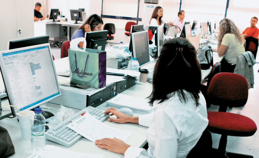 Οι αυξήσεις που θα δουν δημόσιοι υπάλληλοι και συνταξιούχοι - Οι προβλέψεις του νομοσχεδίου