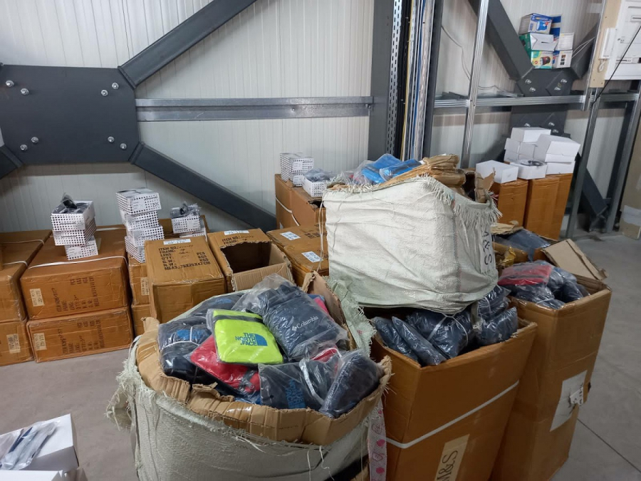 Επιχείρηση της ΔΙΜΕΑ σε αποθήκη στο κέντρο της Αθήνας