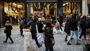 Πότε ξεκινούν οι χειμερινές εκπτώσεις – Ποιες Κυριακές θα είναι ανοιχτά τα καταστήματα