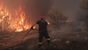 Σε ύφεση η πυρκαγιά στην Πάρνηθα - Οι φλόγες δεν έπληξαν τον πυρήνα του εθνικού δρυμού - Οι εξελίξεις σε όλα τα μέτωπα
