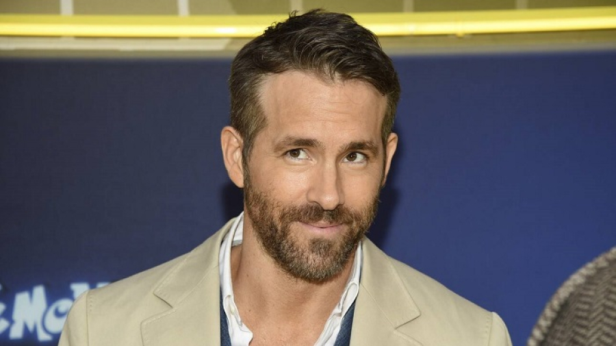 Ρέινολντς: Πούλησε 1,3 δισ. δολάρια στην T-Mobile την εταιρεία κινητής τηλεφωνίας που είχε ιδρύσει