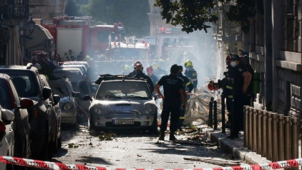 Κατάρρευση κτιρίου στην Πλάκα: Εντατικές έρευνες για αγνοούμενους, βρέθηκα μια γυναικεία τσάντα