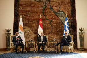 Κοινή Διακήρυξη της Τριμερούς Συνόδου Κορυφής στο Ελ Αλαμέιν: Μήνυμα Ελλάδας, Αιγύπτου και Κύπρου για θαλάσσιες ζώνες