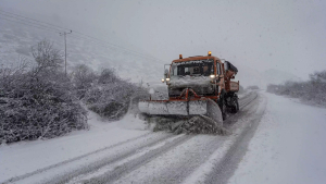 Κακοκαιρία: Υποχρεωτικές οι αλυσίδες από το βράδυ στην Αττική - Χιονίζει ήδη στην Εύβοια