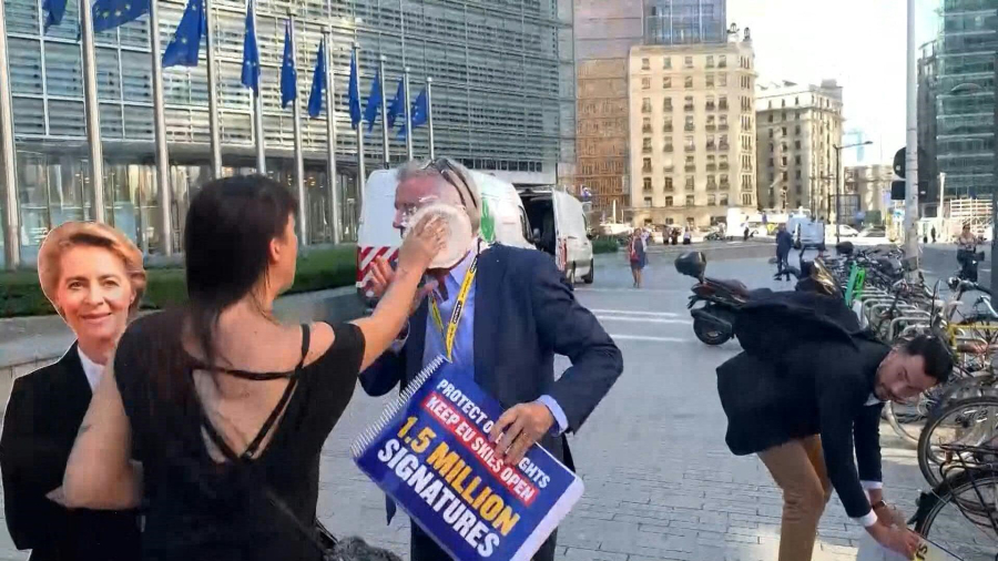 Ακτιβιστές πέταξαν τάρτα στον διευθύνοντα σύμβουλο της Ryanair