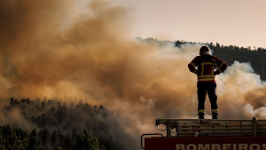 Ισπανία: Νεκρός πυροσβέστης κατά τη διάρκεια της κατάσβεσης των δασικών πυρκαγιών