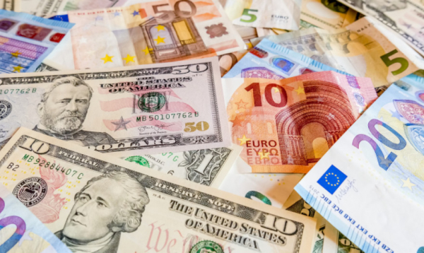 Το ευρώ υποχωρεί 0,45%, στα 1,0837 δολάρια