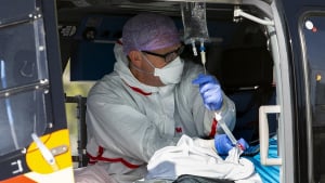 Έρευνα: Η λοίμωξη με το στέλεχος δέλτα διπλασιάζει τον κίνδυνο νοσηλείας για τους μη εμβολιασμένους
