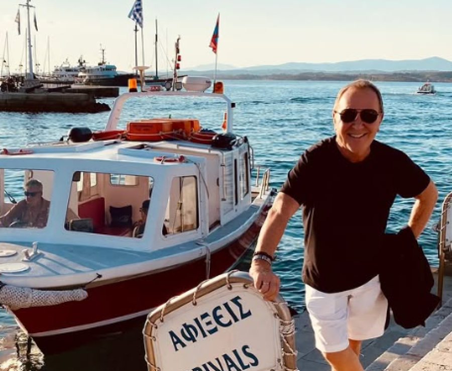 Μάικλ Κορς: Οι διακοπές του διάσημου σχεδιαστή μόδας στην «αγαπημένη» του Ελλάδα