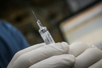 Βρετανική μελέτη: Μια δόση εμβολίου Covid-19 μειώνει σχεδόν στο μισό τον κίνδυνο μετάδοσης του κορονοϊού μέσα στα σπίτια