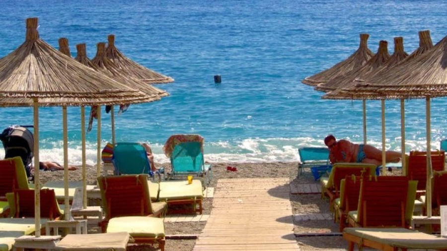 Έλεγχοι σε παραλίες: Αυτόφωρο για 18 επιχειρηματίες σε Πάρο και Αντίπαρο