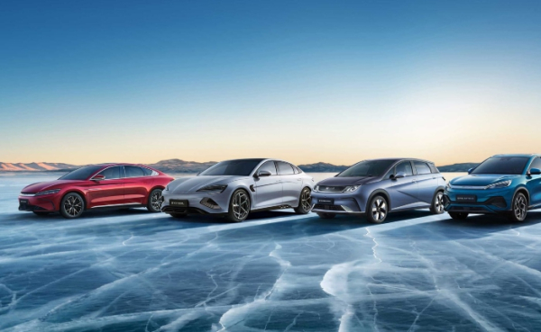 Η BYD ξεπέρασε για πρώτη φορά την Tesla, με ετήσιο κύκλο εργασιών ρεκόρ, πάνω από 100 δισ. δολάρια