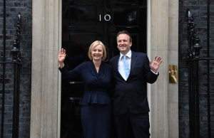 Βρετανία: Την πόρτα της Downing 10 πέρασε η νέα πρωθυπουργός Λις Τρας