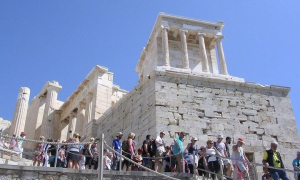 Υπ. Τουρισμού: Ξεκινάει η υποβολή αιτήσεων των υποψηφίων για τις Σχολές Ξεναγών