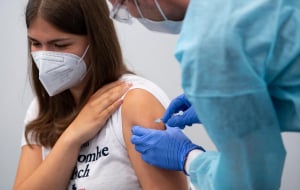 Γερμανία: Περισσότερες ελευθερίες για εμβολιασμένους ζητούν πολιτικοί και επιστήμονες