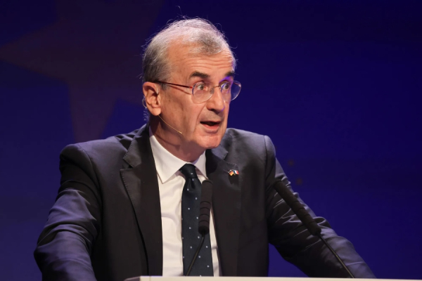 Παραιτήθηκε ο διοικητής της Τράπεζας της Γαλλίας, Βιλερουά ντε Γκαλό