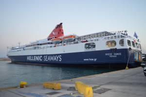 Αποκολλήθηκε το πλοίο «Νήσος Σάμος» που είχε επικαθήσει στο λιμάνι της Χίου