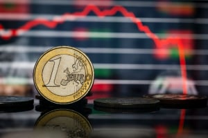Το ευρώ υποχωρεί 0,52%, στα 0,9768 δολάρια
