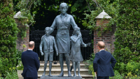 Βρετανία: Οι πρίγκιπες Ουίλιαμ και Χάρι έκαναν τα αποκαλυπτήρια του αγάλματος της μητέρας τους