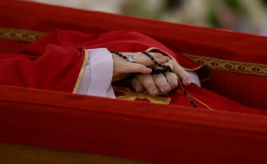 Το σκήνωμα του πάπα Φραγκίσκου μεταφέρθηκε στη Βασιλική του Αγίου Πέτρου